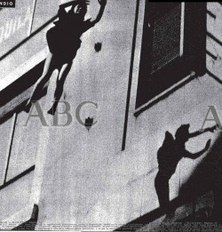 Gran instinto el del fotógrafo para obtener esta impresionante foto de una de las chicas saltando al vacío con su sombra destacándose en la pared (Foto propiedad de la Hemeroteca de ABC, publicada por Blanco y Negro el 1-10-1960).
