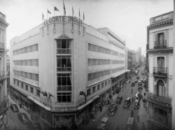 En la imagen el edificio de cinco plantas de El Corte Inglés en la calle de Preciados de Madrid. Este fue el primero.<br>El crecimiento llega entre 1965 y 1975 en que se abren una decena de centros a lo largo de la geografía española. El grupo no deja de hacerse más y más grande.