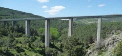 <div align="justify">El viaducto situado sobre el río Cofio, también llamado Puente Del Río Cofio, a la altura del km 43,5 de la carretera M-505, en el límite de las provincias de Madrid y Ávila, es un lugar frecuentado por los aficionados al puenting.</div>