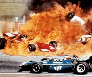 <div align="justify">Gran Premio de España de 1970. El BRM de Oliver (por problema en la suspensión delantera) siguió recto en el inicio de la frenada de la S e impactó de lleno con el Ferrari de Ickx que estaba saliendo de la curva, en el lateral del monoplaza donde estaba uno de los depósitos de gasolina, que reventó derramando el combustible que se incendió y de inmediato ardieron los dos coches con los pilotos dentro. Para Ickx, incapaz de soltar el cinturón y saltar fuera, el tiempo transcurría inexorablemente envuelto en una terrible llamarada hasta que, tras unos interminables segundos consiguió soltarse y salir con el traje ignífugo ya ardiendo, el casco parcialmente derretido y tumbarse en el suelo, donde un comisario con un extintor le apagó esas llamas.</div>