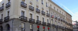 <div align="justify">El colegio de <i>LousyLouis</i> (CICI - Centro de Instrucción Comercial e Industrial) ocupaba gran parte de la Casa del Cordero, en la Puerta del Sol.<br>Según algunas versiones, quizá legendarias, Santiago Cordero, promotor del edificio, pudo haber adquirido el solar con el primer premio en la lotería de Navidad, siendo este el origen de su fortuna.<br>El 13 de septiembre de 1974, ETA-V Asamblea perpetró el que se conoce como atentado de la Calle del Correo, al colocar una potente bomba en la cafetería Rolando, situada en los bajos de este edificio, y en el que murieron trece personas y resultaron heridas otras setenta. Yo, que estaba estudiando esta explosión me levantó del sillón. ¡¡¡ A 200 m.!!!</div>