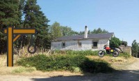 <div align="justify">La Casa de la Horca se encuentra en los terrenos privados de la Sociedad Anónima Belga de los Pinares del Paular y parece que actualmente no tiene el uso que indica su nombre.<br><br><font color="#0174DF"><i>LouisyLouis</i></font> debe estar dentro, pues, vean, ha dejado la 'burra' apoyada en la pared.</div>