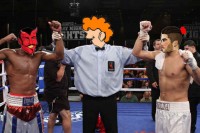 <div align="justify">"A  mi derecha, con 56 kilos de peso y, por el campeonato provicial de los pesos pluma, el '<font color="#ff0000">demonio dojo</font>'", mientras se contorneaba tratando de imitar el vuelo de una capa al viento, " y a mí izquierda, con un peso de 56 kilos y 300 gramos, el '<font color="#ff0000">demonio dojo</font>'", mientras se llevaba la mano cerrada a la parte trasera de la cabeza.</div>