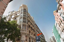 La casa de la infancia de <i>LousyLouis</i>. El segundo piso, el mejor de la finca de la calle Mayor, 27.<br>Balcones a la calle: desde el mirador indicado por la flecha, tres balcones corridos y con barandas, mirando hacía la calle Mayor, el mirador circular y un balcón más en la calle Felipe II, calle que da acceso a la plaza Mayor.