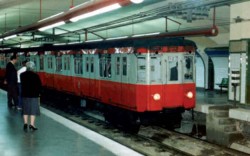 Andenes asimétricos de la estación de Sol con un tren dispuesto a iniciar la marcha hacia Gran Vía.<br>Recuerdo que un día entré en ese andén con dirección a Gran Vía (entonces Avenida de José Antonio). Iba pensando en las 'musarañas' y acabe en las vías, afortunadamente sin consecuencias o no estaría escribiendo esto.