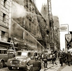 Lo que comenzó la tarde del 4 de septiembre de 1987 como un incendio importante en uno de los almacenes más populares de la capital, se transformó ocho horas después en la mayor tragedia sufrida por el Cuerpo de Bomberos de Madrid: diez de sus hombres perdían la vida sepultados bajo toneladas de escombros, cuando el inmueble se desplomó sobre ellos.