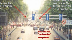 El tráfico en Nanjing era un caos. Las bicicletas estaban mezcladas con esos pequeños coches rojos que hacían de taxis, o como decían Los Beatles ''<i>¡Todos juntos ahora!</i>".'