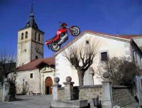 Como estaba Rascafría el día que fui a fotografiar la iglesia de San Andrés Apóstol. ¡Vean donde tuve que aparcar la '<i>burra</i>'!
