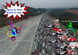 En la imagen un pequeño accidente de tráfico en que por el número de vehículos de emergencia estimo que, alguien se ha debido hacer daño en un dedo.