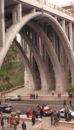<div align="justify">Otro hecho muy típico de la época era el uso del Viaducto para suicidarse. Yo solía ver suicidios frecuentemente. <br>En la foto,, un hombre de 47 años se ha lanzado desde el viaducto de la calle Bailén de Madrid, después de haber quitado la vida horas antes a su compañero sentimental. </div>
