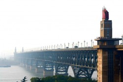 El Puente sobre el Río Yangtze en la ciudad de Nanjing tiene una longitud de 1577 m. con dos niveles: uno para el ferrocarril y el otro para la circulación de vehículos ('bicis').<br>Se tardaron diez años en su construcción llevada a cabo por 7.000 obreros.