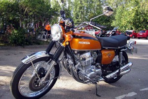 La motocicleta Honda CB 750 Four. Cuatro cilindros en línea y 750 c.c. De los ciclomotores pasé a esta burra. Es lo que se llama una transición suave.