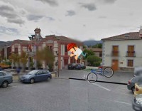 <div align="justify">La '<u>bofetada</u>' se produjo cuando bajaba por la Plaza de la Villa en la población de Rascafría.<br>Todo el ancho de la calzada era atravesado por un enrejado que tapaba el paso de una cacera. La rueda delantera de la bicicleta se metió en el enrejado, yo cai al suelo y con la inercia que llevaba fui abrasándome la piel con el empedrado hasta que paré al chocar con el edificio que se ve al fondo (el Ayuntamiento) el cual vibró.<br>Acabe con contusiones múltiples poniéndome la antitetánica.</div>