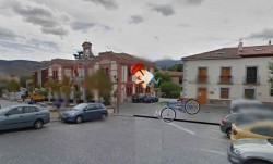 <div align="justify">La '<u>bofetada</u>' se produjo cuando bajaba por la Plaza de la Villa en la población de Rascafría.<br>Todo el ancho de la calzada era atravesado por un enrejado que tapaba el paso de una cacera. La rueda delantera de la bicicleta se metió en el enrejado, yo caí al suelo y con la inercia que llevaba fui abrasándome la piel con el empedrado hasta que paré al chocar con el edificio que se ve al fondo (el Ayuntamiento) el cual vibró.<br>Acabe con contusiones múltiples y, poniéndome la antitetánica.</div>
