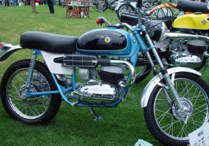 <div align='justify'>Bultaco Lobito 75 Carretera. Esta fue la primera 'burra' que lleve y tenía velocidades. Me fui tranquilamente al Puerto de Santa María de los Cotos de El Paular y volví a Madrid a todo lo que daba. A todo lo que daba en 3ª porque, ¡Quién podía imaginar que una 'burra' tenía cuatro velocidades! Así bufaba.</div>