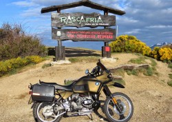 Una BMW R100 en el alto del puerto de la Morcuera, que da acceso al Valle del Paular, valle en que se encuentra la localidad de Rascafría