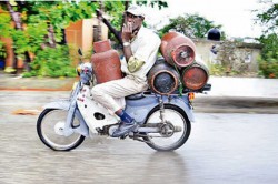 En la imagen superior.- Una moto, cuatro tanques de gas y un cigarrillo. Esto se ve todos los días en las calles de Venezuela y nadie hace nada.
