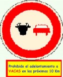 Entonces disminuya la velocidad y échese a la derecha. Eso significa que le pide paso.
