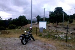 Mi 'Hondita' CB 250 junto a las vías del ferrocarril, en las proximidades de las Navas del Marqués.<br>Al fondo se puede ver el ferrocarril que cubre el trayecto Madrid - Irún.