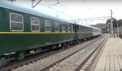 Tren de aquella época en la estación de Las Navas del Marqués.<br>Los trenes iban abarrotados ya que la mayoría de la gente no tenía coche. Muchas veces víajabamos sentados en las escaleras de acceso al vagón.<br>Actualmente, por seguridad, con el tren en marcha no se pueden abrir las puertas.