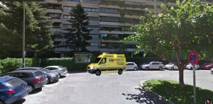 Desde la posición en que me encontraba no podia ver nada. No las vi salir de el portal ni recorrer el camino hasta entrar en la ambulancia ya que, esta tenia una puerta lateral.