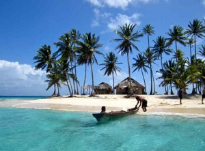 Panamá cuenta con el privilegio de tener costas sobre el Mar Caribe y sobre el Océano Pacífico, ambas costas tienen playas excelentes con aguas transparentes y finas arenas bordeadas por cocoteros que transforman el paisaje en un escenario de fantasía.