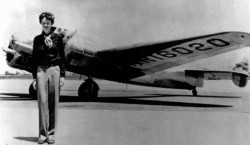 <div align="justify">Amelia Earhart y su Lockheed Electra L-10 al ser entregado por la fábrica</div>