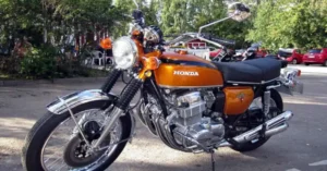 La motocicleta Honda CB 750 Four. Cuatro cilindros en línea y 750 c. c. De los ciclomotores pasé a esta burra. Es lo que se llama una transición suave.