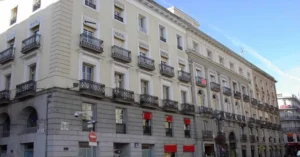 El colegio de LousyLouis (CICI - Centro de Instrucción Comercial e Industrial) ocupaba gran parte de la Casa del Cordero, en la Puerta del Sol.Según algunas versiones, quizá legendarias, Santiago Cordero, promotor del edificio, pudo haber adquirido el solar con el primer premio en la lotería de Navidad, siendo este el origen de su fortuna. El 13 de septiembre de 1974, ETA-V Asamblea perpetró el que se conoce como atentado de la calle del Correo, al colocar una potente bomba en la cafetería Rolando, situada en los bajos de este edificio, y en el que murieron trece personas y resultaron heridas otras setenta. Yo, que estaba estudiando, esta explosión me levantó del sillón. ¡¡¡ A 200 m!!!
