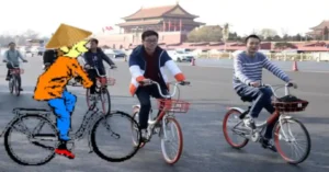 En China, usando el típico medio de transpote.