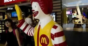 Para tratar de romper mi monótona vida en Nankín, otras veces también cenaba donde el payaso Ronald McDonald.