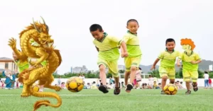 Los chinos son terriblemente aficionados al fútbol, que es asignatura obligatoria en las escuelas.