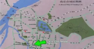 En el plano de la ciudad de Nankín, la flecha indica dónde me alojaba. Los nombres de las calles, ¿están claros? ¿NO?