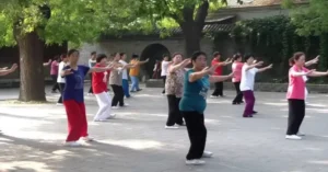 ¿La vida en Nankín? En sus parques, como en el resto de China, se podían ver grupos de gente haciendo taichí, lo que era muy recomendable para tener una buena salud físico-mental.