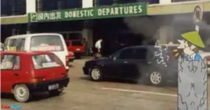 Fumo, no mucho, pero fumo. Tres o cuatro paquetes al día, no más. En la foto, fumando en el aeropuerto de Pekín, camino de Nankín.