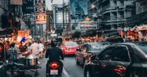 El tráfico en Nankín era un caos, coches, bicicletas y peatones todos mezclados, pero ¡nunca vi el más mínimo accidente! Tal era el temor que tenía para cruzar una calle que, aprovechaba para hacerlo cruzando al lado de una persona de edad avanzada. Pensaba que si él había llegado a su edad sin ser atropellado, ¡qué mejor que cruzar a su lado!