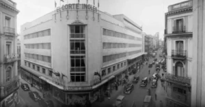 En la imagen, el edificio de cinco plantas de El Corte Inglés en la calle de Preciados de Madrid. Este fue el primero. El crecimiento llega entre 1965 y 1975, en que se abren una decena de centros a lo largo de la geografía española. El grupo no deja de hacerse más y más grande.