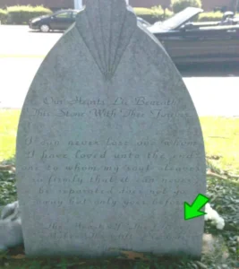 Tumba en el cementerio de Perrysville (PA_USA). En el epitafio (e indicado por la flecha) se puede leer: El corazón del que regala hace que el regalo sea precioso. 