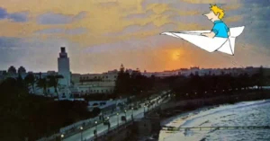 Volando sobre la ciudad de Tripolí al atardecer.