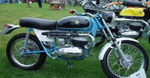 Bultaco Lobito 75 Carretera. Esta fue la primera 'burra' que lleve que tenía velocidades. Me fui tranquilamente al Puerto de Santa María de los Cotos de El Paular y volví a Madrid a todo lo que daba. A todo lo que daba en 3ª porque, ¡Quién podía imaginar que una 'burra' tenía cuatro velocidades! Así bufaba.