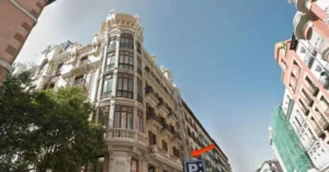 La casa de la infancia de LousyLouis. El segundo piso, el mejor de la finca de la calle Mayor, 27. Balcones y el mirador indicados por la flecha: tres balcones corridos y con barandas, mirando hacia la calle Mayor, el mirador circular y un balcón más en la calle Felipe II, calle que da acceso a la plaza Mayor.