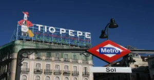 Entrada de la calle del Carmen a la estación de Metro de Sol.