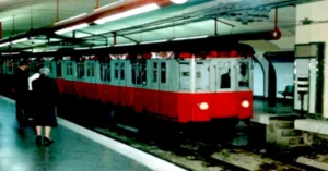 Andenes asimétricos de la estación del Metro de Sol con un tren dispuesto a iniciar la marcha hacia Gran Vía (entonces Avenida de José Antonio). Recuerdo que un día entré en ese andén mientras iba pensando en las 'musarañas' y acabé en las vías; afortunadamente, sin consecuencias, o no estaría escribiendo esto.