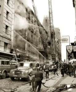 Lo que comenzó la tarde del 4 de septiembre de 1987 como un incendio importante en uno de los almacenes más populares de la capital, se transformó ocho horas después en la mayor tragedia sufrida por el Cuerpo de Bomberos de Madrid: diez de sus hombres perdían la vida sepultados bajo toneladas de escombros, cuando el inmueble se desplomó sobre ellos.
