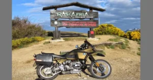 Una BMW R100 en el alto del puerto de la Morcuera, que da acceso al Valle del Lozoya, valle en que se encuentra la localidad de Rascafría.