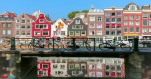 Además de las fachadas, a Ámsterdam se la conoce como 'La Capital de la Bicicleta', y es que hay más de 600.000 bicicletas para 750.000 habitantes. El que allí no se desplaza en bicicleta lo hace en tranvía y muy pocos lo hacen en vehículos particulares.