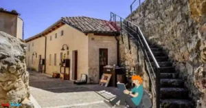 Urueña, en Valladolid, es conocida como 'La Villa del Libro', ya que con apenas 180 vecinos censados, un total de 10 librerías, cada una dedicada a una temática diferente, salpican los rincones más insospechados de la localidad.
