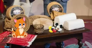 Tanto los quesos curados, semicurados o los frescos se elaboran a partir de leche cruda de oveja de raza churra, de forma tradicional con un llenado manual de los moldes y utilización del paño, al igual que antaño.