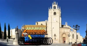 Vista de la catedral de San Antolín, patrono de Palencia, desde la Plaza de la Inmaculada. Está siendo observada por un grupo de turistas chinos (chinos, sí, ve por las bicicletas), aunque el último es japonés (lleva una cámara de fotos).
