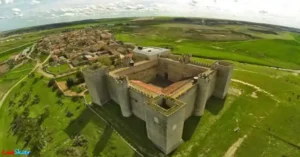 Montealegre de Campos se localiza al borde del páramo, muy cerca del límite con la provincia de Palencia, en la comarca de los Altos Torozos, en Tierra de Campos. El casco histórico está declarado Conjunto Histórico-Artístico. En la parte más septentrional de la población se localiza el castillo, su principal monumento, que se ve en primer plano.